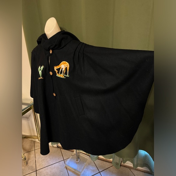 Vintage Black South American Vicuña Cactus Embroidered Wool Aztec Poncho Cape - Picture 6 of 10